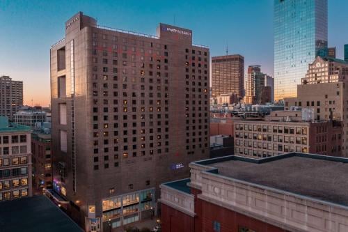 <h1>Hyatt Regency Boston</h1><img src='image.jpg'/>