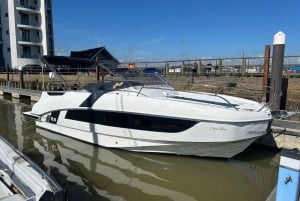 Brighton: Beneteau Flyer Sundeck Private Charter