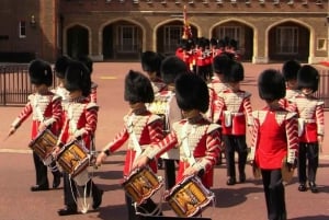 London: Changing of the Guard Guided Tour Experience