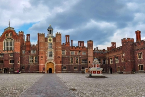 Skip-the-line HamptonCourtPalace Guided Day Trip from London