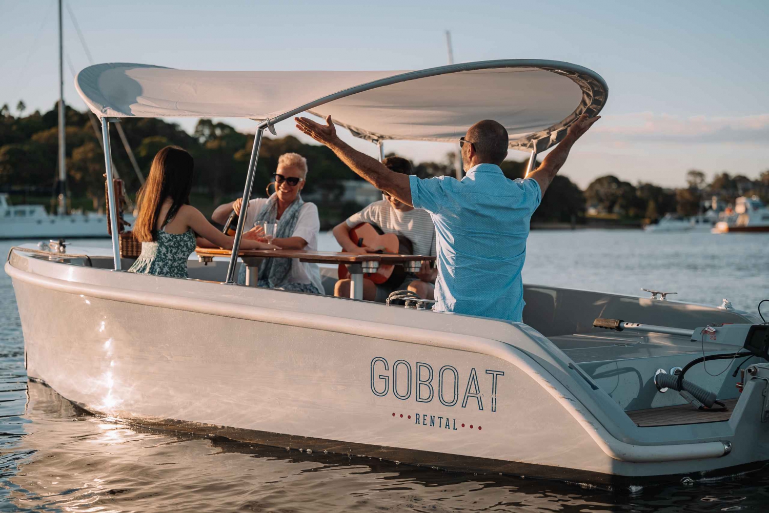 Gold Coast: Electric Picnic Boat Rental From Isle of Capri