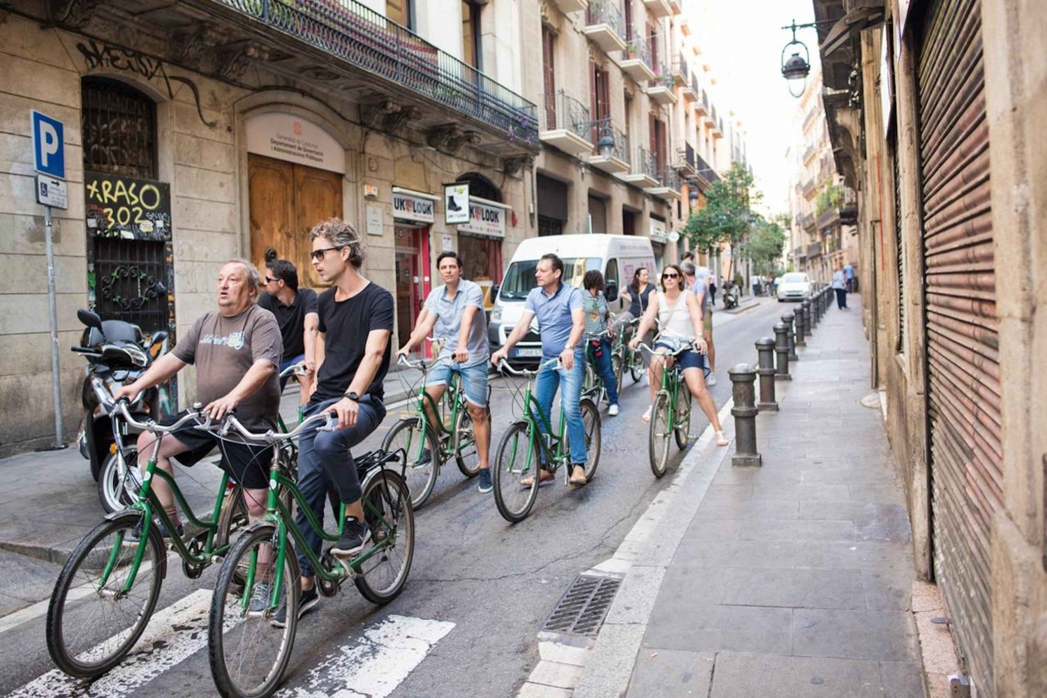 Brussels: Private City Tour on Bike with Drink Stop