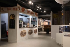Frietmuseum Brussel: Inngang til pommes frites-museet med smaksprøver