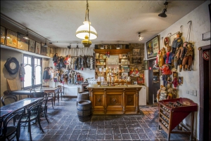 Brussels: Tour of Royal Theatre Toone with Snacks and Beer
