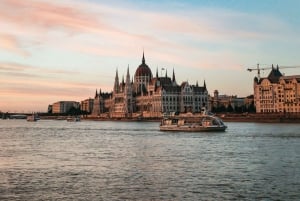 Budapest: 1-Hour Evening Sightseeing Cruise with Drink