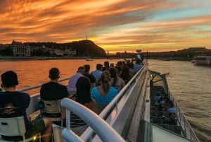 Budapest : croisière touristique d'une heure en soirée avec boisson