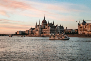 Budapest : croisière touristique d'une heure en soirée avec boisson