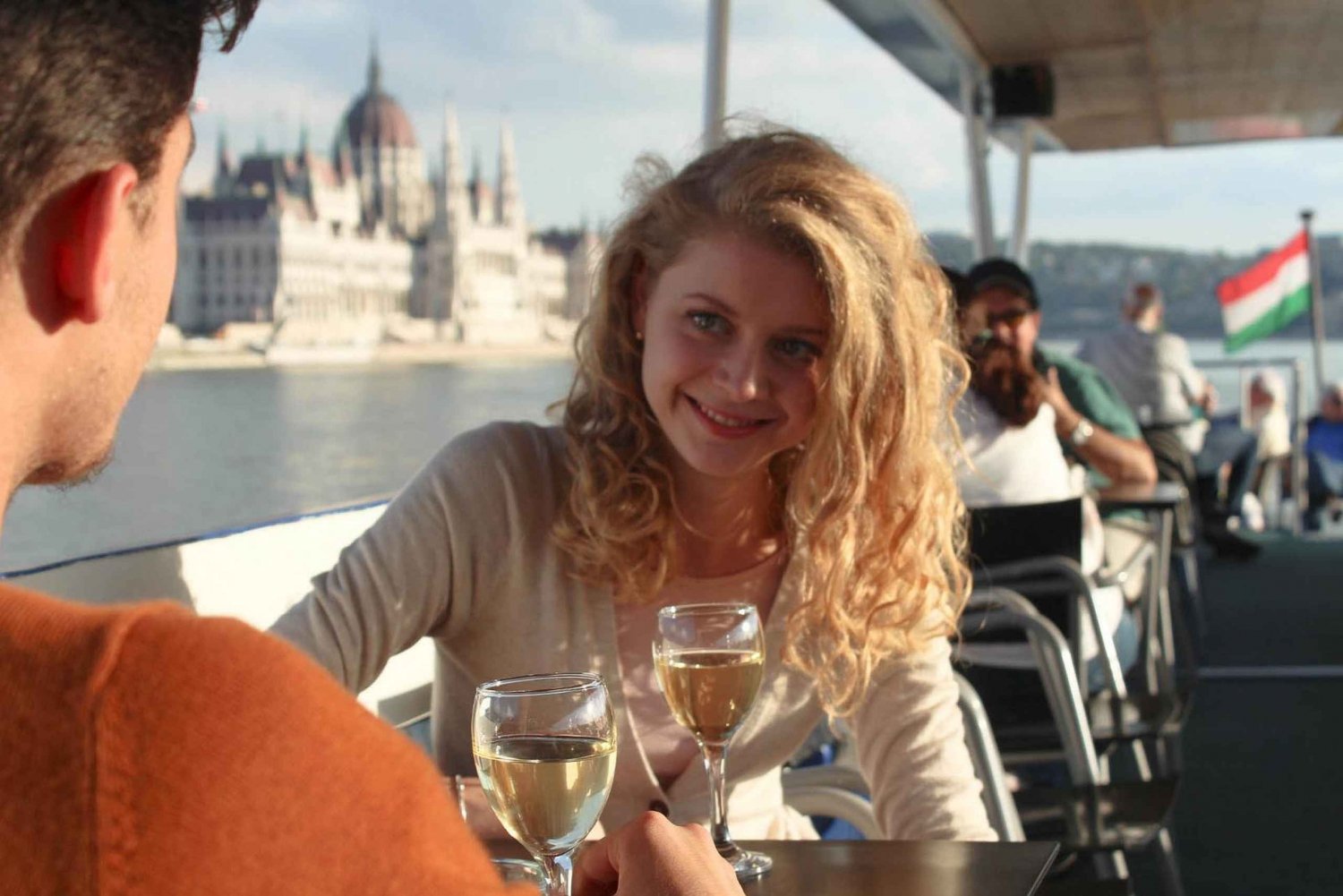 Budapest: 1 hr Sunshine Booze Cruise with Prosecco