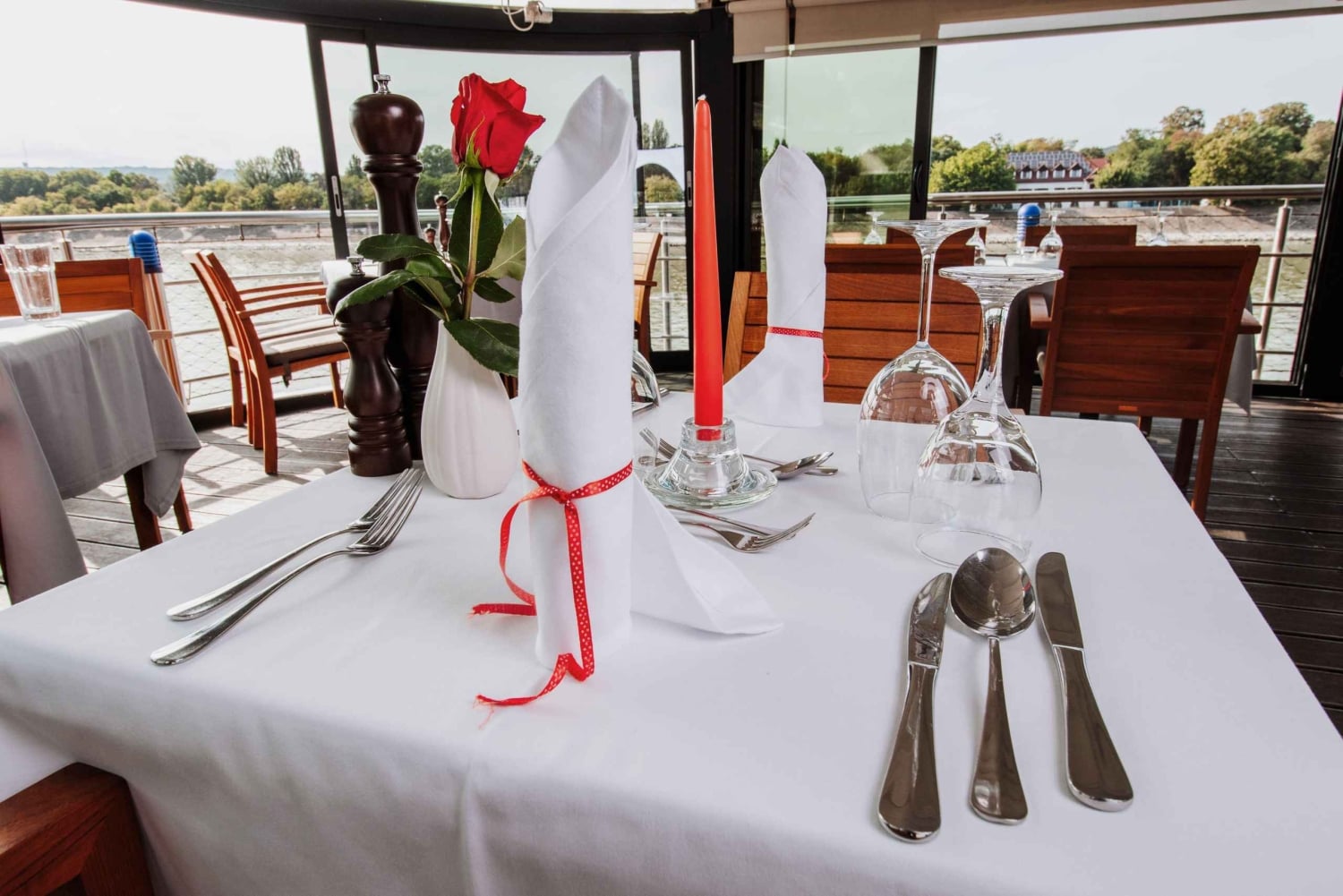 Budapest: 3-retters middag for 2 – stationær bådrestaurant