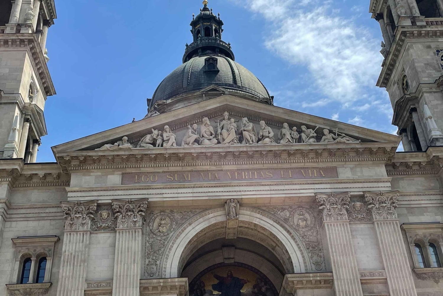 Boedapest: Help de autoriteiten buiten Escape Room spel