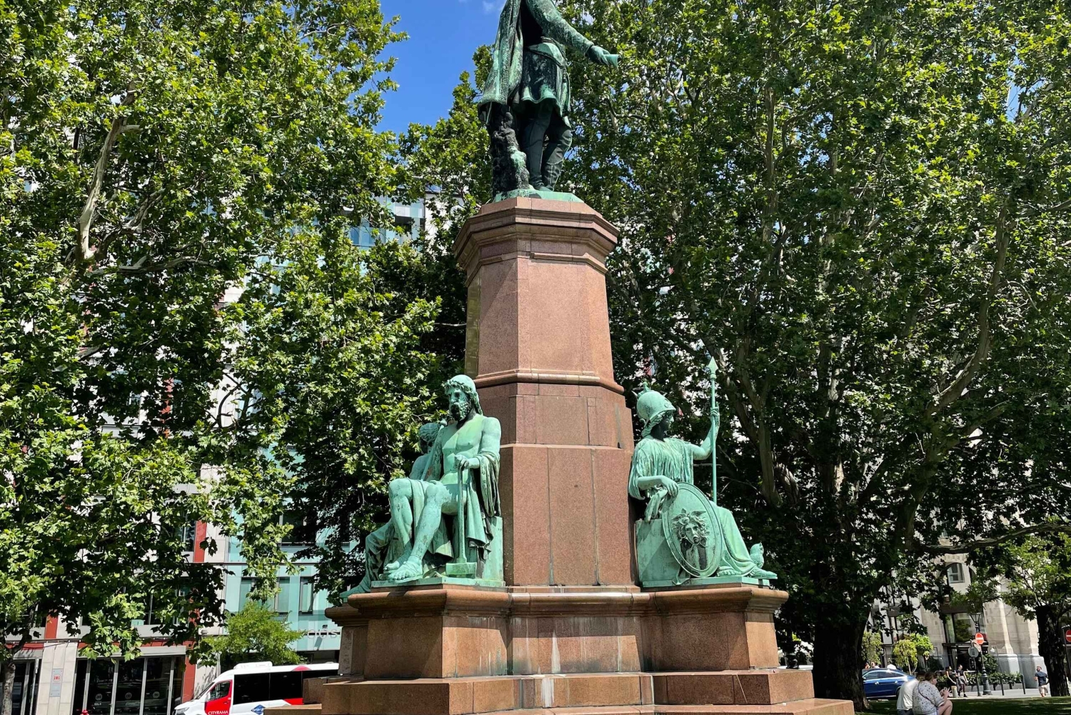 Boedapest: Help de autoriteiten buiten Escape Room spel