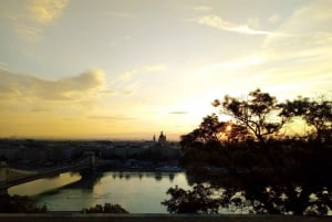 Budapest At Dawn: Scenic Walking Tour with Music Performance