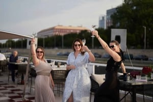 Budapest: Romanttinen illallisristeily – elävää musiikkia ja rajattomasti juomia
