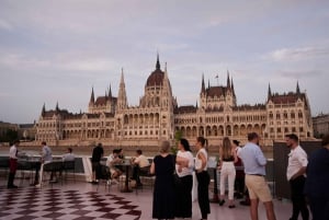 Budapest: Romanttinen illallisristeily – elävää musiikkia ja rajattomasti juomia