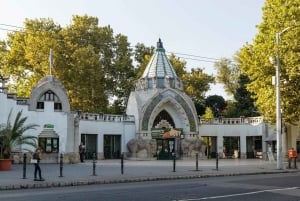 Budapest: Best Gardens Walking Tour & Folk Music Performance