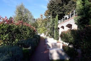 Budapest: Best Gardens Walking Tour & Folk Music Performance
