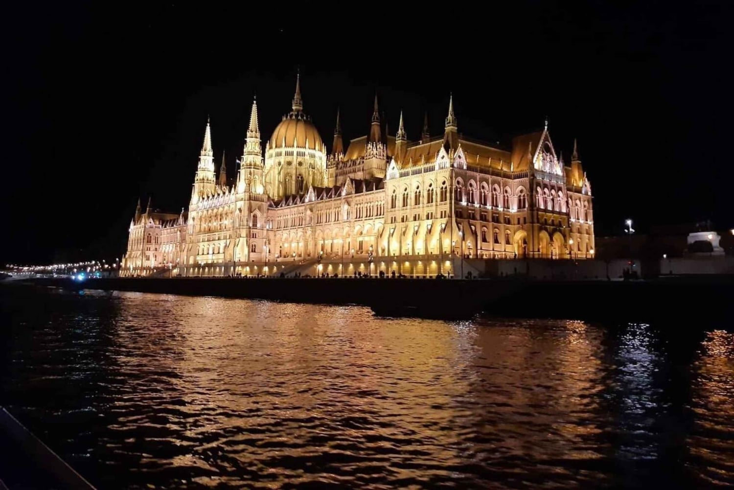 Budapest: Bootsfahrt mit Live-Tourguide (+ Bonusgetränk)
