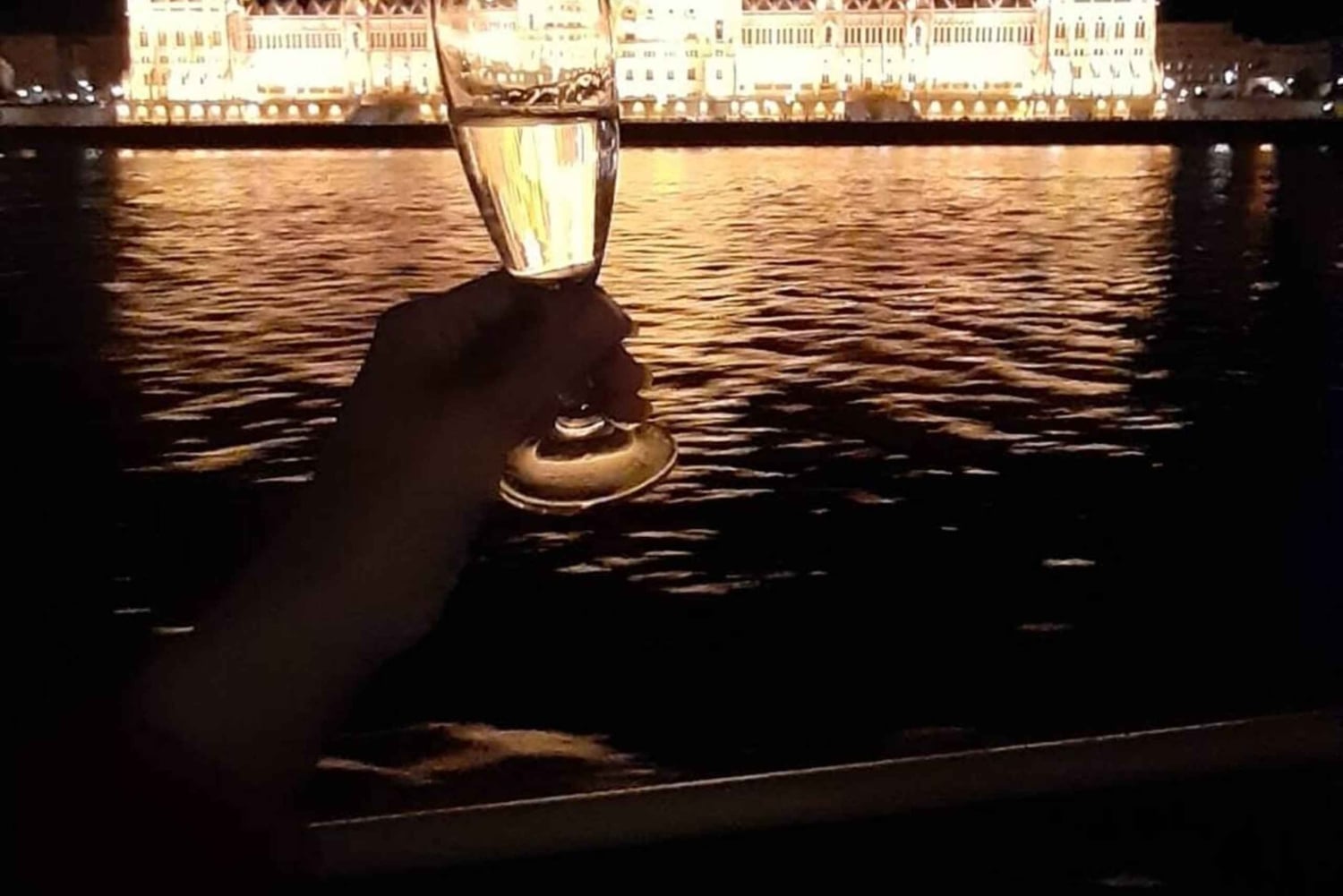 Budapest: Bootsfahrt mit Live-Tourguide (+ Bonusgetränk)