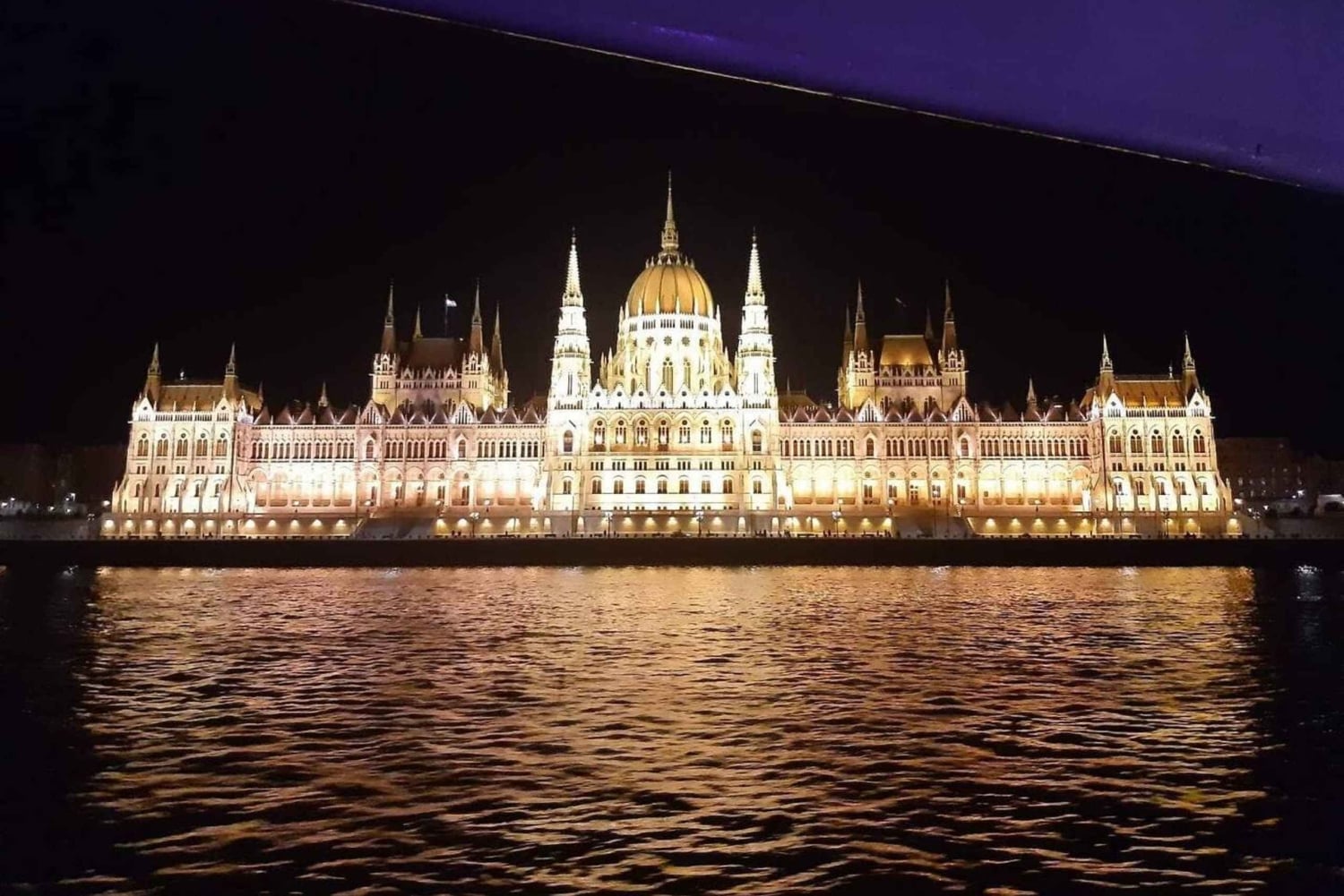 Budapest: Bootsfahrt mit Live-Tourguide (+ Bonusgetränk)