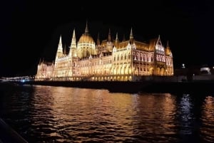 Budapest: Bootsfahrt mit Live-Tourguide (+ Bonusgetränk)