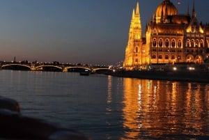 Budapest: Bootsfahrt mit Live-Tourguide (+ Bonusgetränk)
