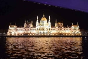 Budapest: Bootsfahrt mit Live-Tourguide (+ Bonusgetränk)