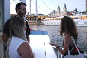 Budapest: Bootsfahrt mit Live-Tourguide (+ Bonusgetränk)