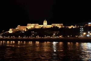 Budapest: Bootsfahrt mit Live-Tourguide (+ Bonusgetränk)