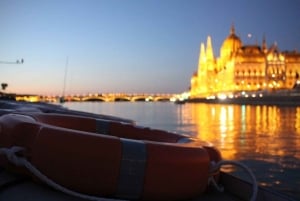 Budapest: Bootsfahrt mit Live-Tourguide (+ Bonusgetränk)