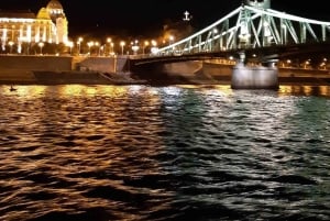 Budapest: Bootsfahrt mit Live-Tourguide (+ Bonusgetränk)