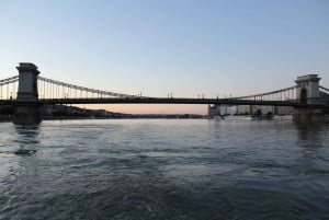 Budapest: Bootsfahrt mit Live-Tourguide (+ Bonusgetränk)