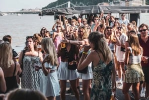 Budapest: Boat Party with option of Unlimited Drinks