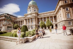 Budapest: Buda Castle Guided Tour with St. Stephen's Hall
