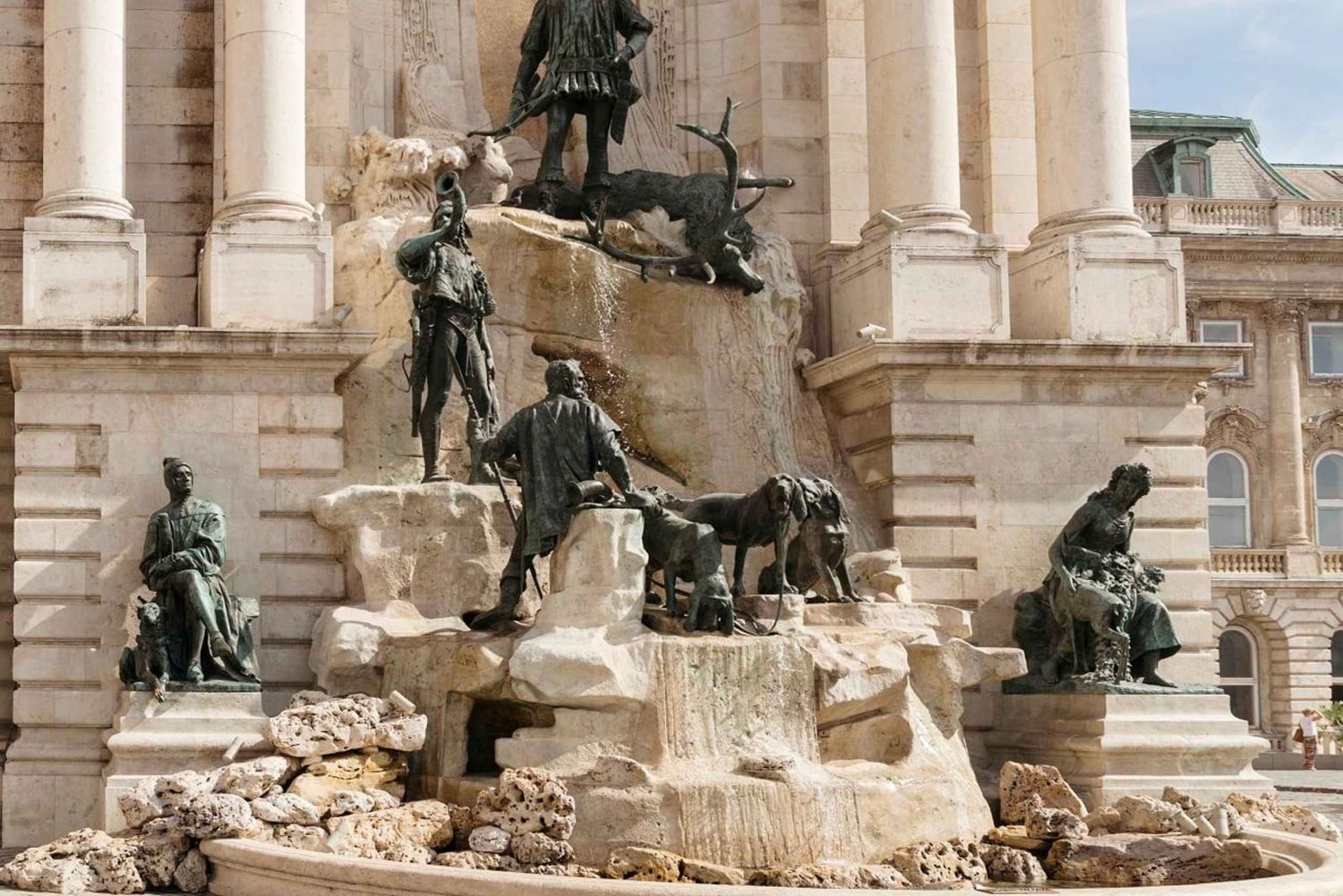 Budapest: Budan linnan kävelykierros & kansanmusiikkiesitys.