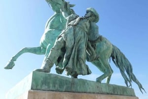 Budapest: Buda Castle Walking Tour & Folk Music Performance