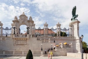 Budapest: Buda Castle Walking Tour & Folk Music Performance