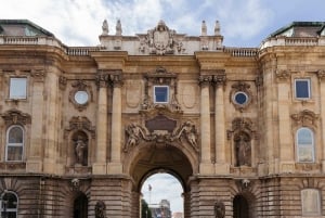 Budapest: Buda Castle Walking Tour & Folk Music Performance