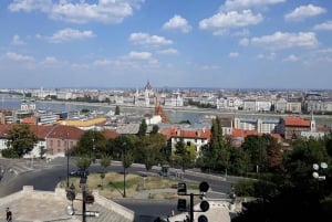 Budapest: Buda Castle Walking Tour & Folk Music Performance