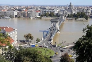 Budapest: Buda Castle Walking Tour & Folk Music Performance