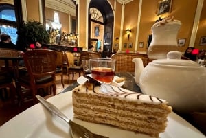 Budapest: Buda District Walking Tour with Cake and Coffee
