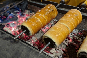 Budapest: Christmas Markets Walking Tour with Cake Tasting