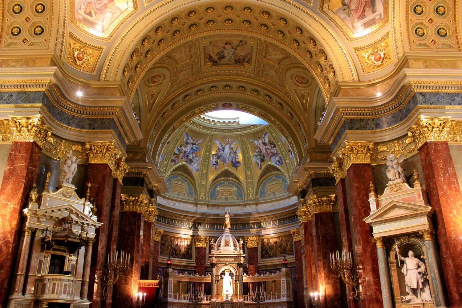 Tour a pie por Budapest en Navidad con entrada a la Basílica