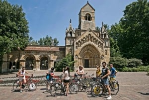 Budapest: City Bike Tour with Coffee Stop