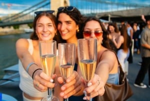 Budapest: Danube River Cruise with Unlimited Prosecco