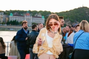 Budapest: Sip and Sail River Cruise with Unlimited Prosecco