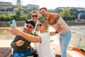 Budapest: Sip and Sail River Cruise with Unlimited Prosecco