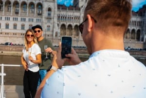 Budapest: Sip and Sail River Cruise with Unlimited Prosecco