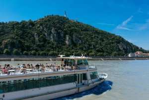 Budapest: Day or Night River Cruise with Live Commentary