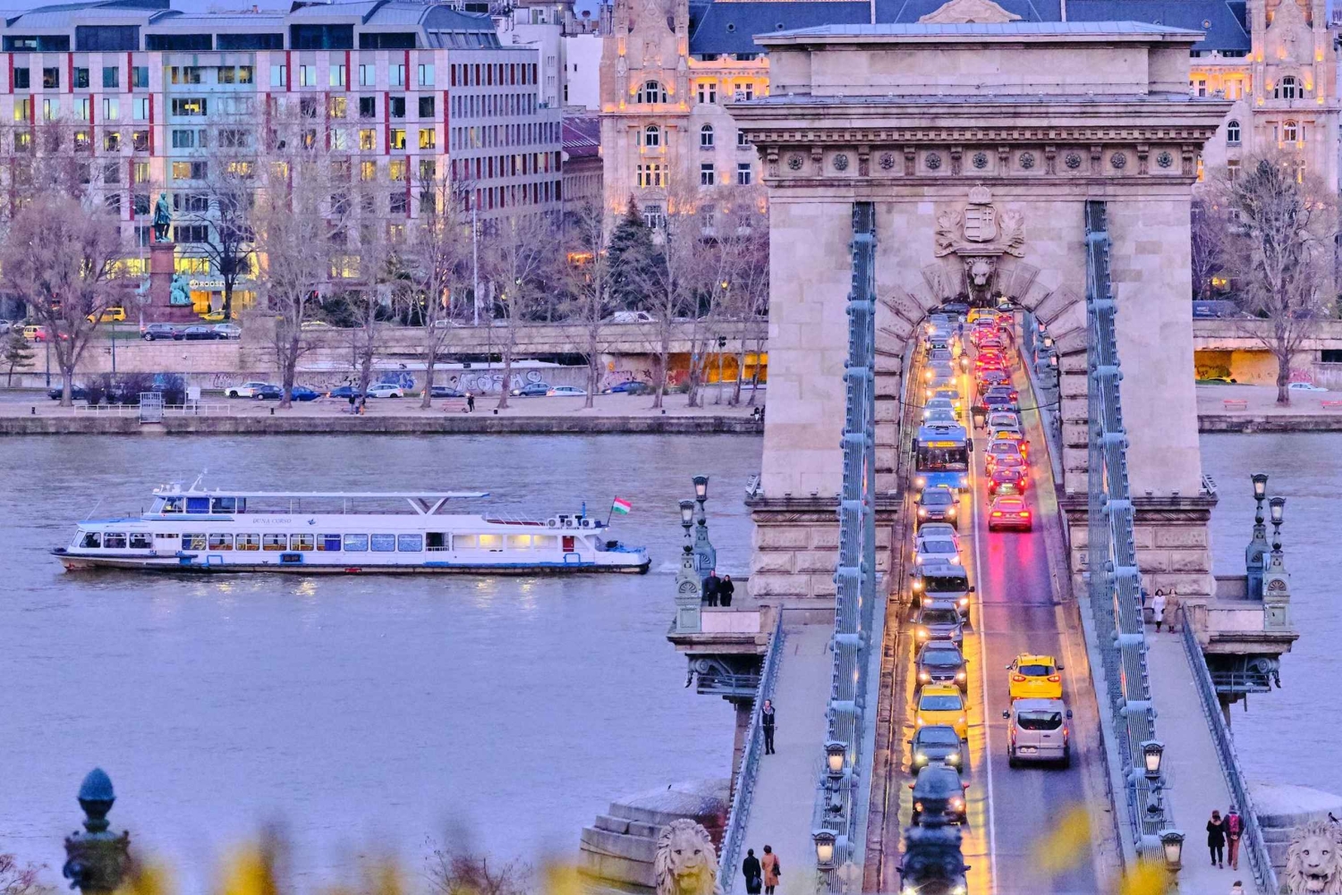 Boedapest: hop-on-hop-off-rondvaart overdag met welkomstdrankje