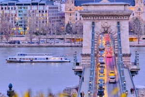 Boedapest: hop-on-hop-off-rondvaart overdag met welkomstdrankje